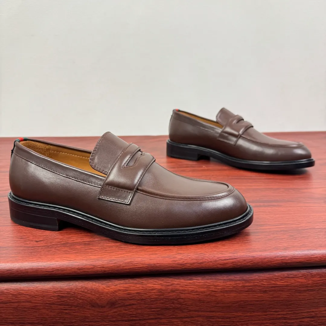 Batch 980 Gucci/Gucci new men's solid color leather loafers! These elegant loafers are crafted from soft glossy cowhide and are available in two styles. The upper is decorated with genuine leather buckles, adding low-key and unique logo pattern elements. Simple style design. Classic European and American last style. Standard style. Red and green webbing decoration on the heel embellishes brand style details. Select high-quality leather, look at the details for textured workmanship, dyed calfskin lining, uniform and delicate pores, soft and comfortable. Thickened leather outsole, composite rubber bottom sheet at the heel, excellent foot comfort, wear-resistant and non-slip, the first choice for light luxury, versatile for footwear, and comes with a full set of packaging! Size: 39-40-41-42-43-44 leather shoe size (38.45.46 can be customized) Item number: 812168 Leather surface coffee color